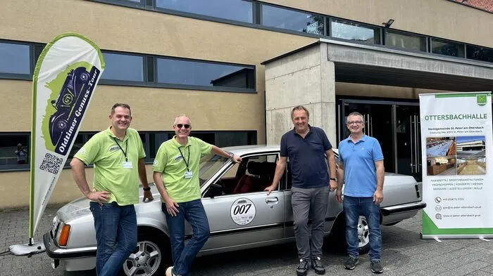 Rene Müller und Michael Wilhelm (Verein Weizer Genusstour) eröffneten mit Bürgermeister Reinhold Ebner und Vizebürgermeister Helfried Otter (v.l.n.r) die Genusstour in St. Peter am Ottersbach