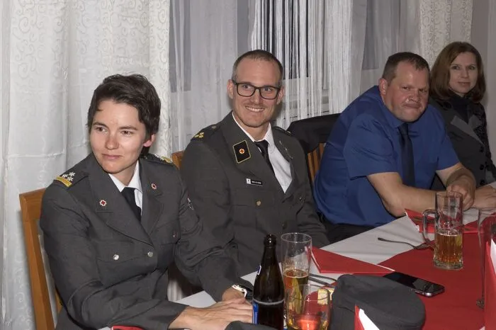 Höhepunkt des Abends waren schließlich die Beförderungen und Ehrungen: Yvonne Rabensteiner wurde Oberhelferin, Martin Horn Rettungsrat. Stunden-Spangen erhielten Bettina Peer für 1000 Stunden, Stephan Fellhofer für 5000 Stunden, Stefan Freisl für 10.000 Stunden, Eva-Maria Wallner für 11.000 Stunden und Gerald Rössler für 16.000 Stunden...
