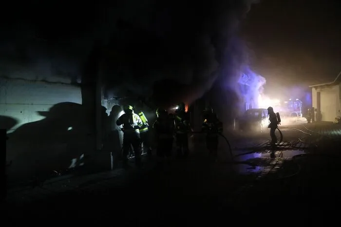 In einer Garage, in der auch Gasflaschen gelagert wurden, brach in der Nacht auf Montag ein Brand aus.