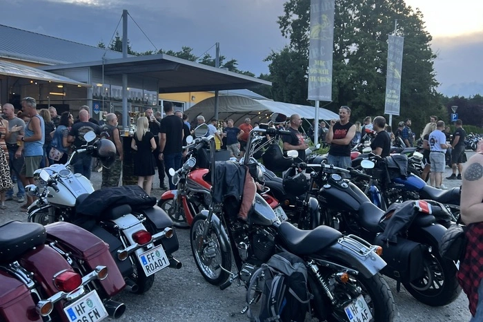 Für Motorrad Interessierte von jung bis alt ist das jährlich von Mrc Oskar Sharks organisierte Treffen ein muss. Für Interessenten von weiter Entfernung wurde ein Campingplatz inklusive gratis Frühstück angeboten.