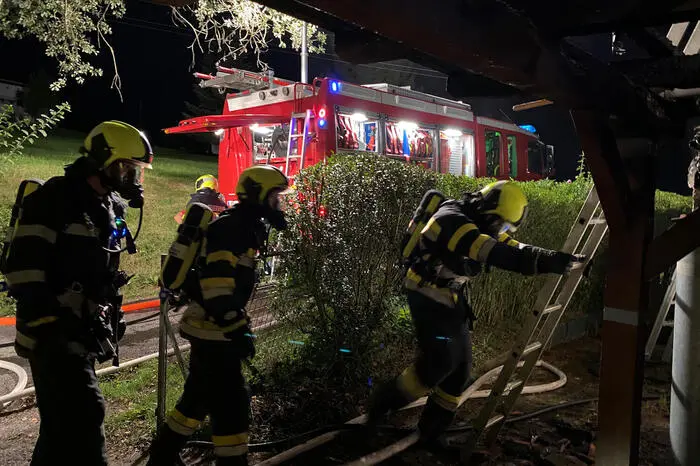 Die Wasserversorgung wurde durch eine B-Zubringleitung von einem ca. 250 m entfernten Hydranten mittels Tragkraftspritze sichergestellt. 