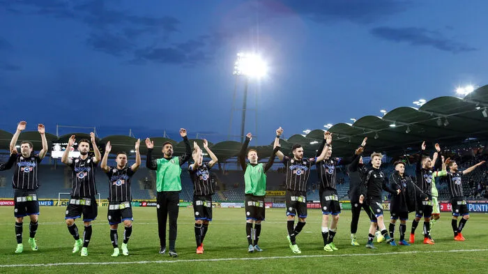 Die Mannschaft feiert nach dem 3:0-Sieg über Altach mit den Fans.