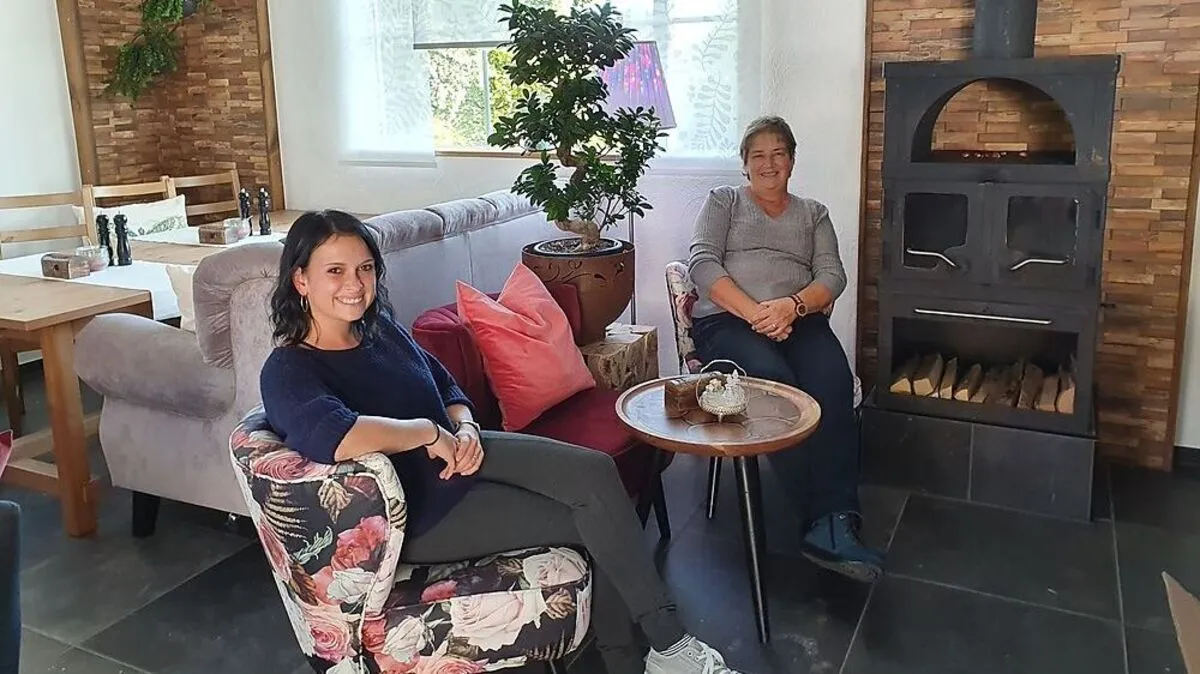 Gemütlich & originell: Carina Malli und Grete Kirchleitner im neuen Cafe