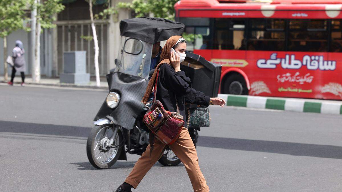 Im Iran sollen öffentliche Plätze künftig videoüberwacht werden. Mittels Gesichtserkennung sollen Verstöße gegen die Kopftuchpflicht geahndet werden. 