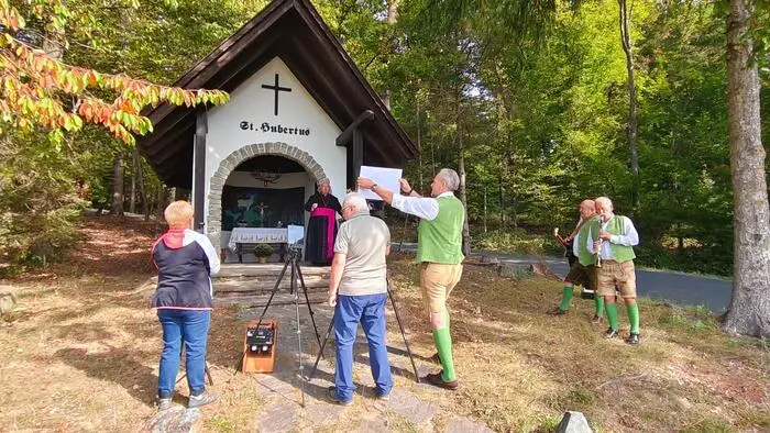 Jagamusi mit Pfarrer Franz Brei beim Videodreh in Jennersdorf