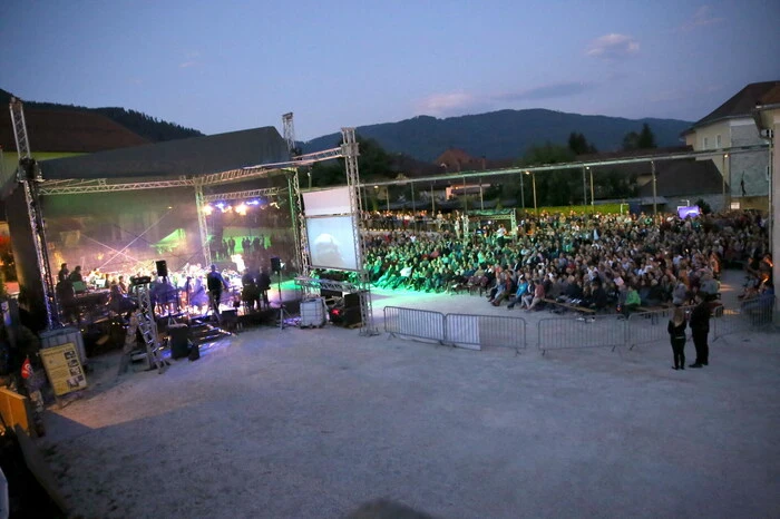 Klar, dass bei diesem tollen Ambiente mit Blick auf den Petersberg und dem fetzigen Sound beste Stimmung angesagt war. 