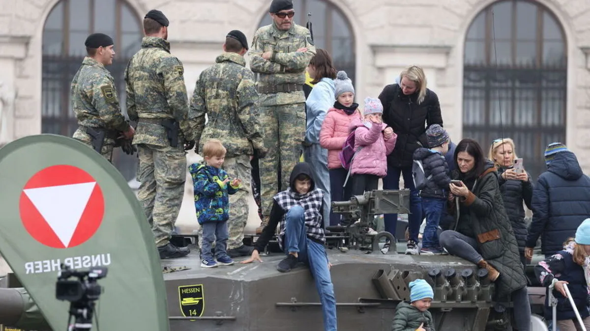 Panzer von innen und den Heldenplatz von oben können Besucher der Heeres-Leistungsschau heute in Wien sehen