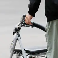 Der Mann dürfte mit seinem Rollator in den Bach gestürzt sein