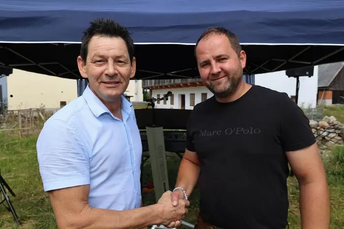 Schlagersänger Peter Litwin (links) mit Bürgermeister Thomas Seelaus