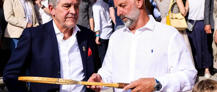 Erinnerungsstück: GAK-Tennis-Präsident Heinz Steinlechner zeigt der ehemaligen Nummer 1 Thomas Muster einen seiner alten Tennisschläger