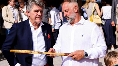 Erinnerungsstück: GAK-Tennis-Präsident Heinz Steinlechner zeigt der ehemaligen Nummer 1 Thomas Muster einen seiner alten Tennisschläger
