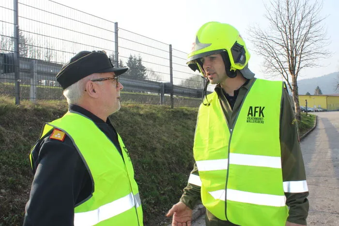 Von links: Bezirksfeuerwehrkommandant Helmut Blažej mit Abschnittsfeuerwehrkommandant und Gesamtverantwortlichen Rahman Ikanovic