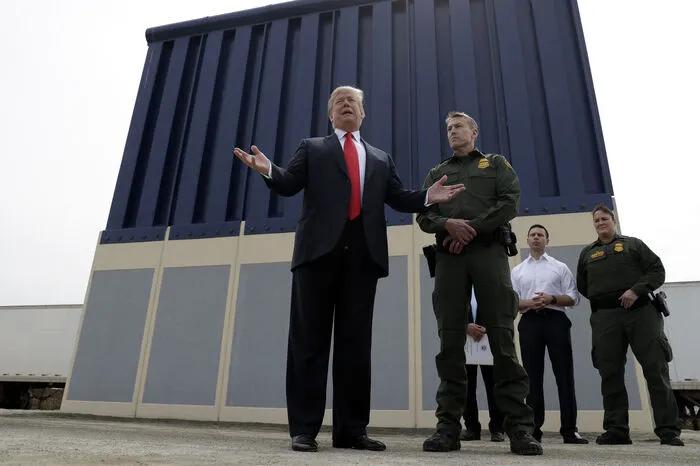 Trump kam zum ersten Mal als Präsident nach Kalifornien. Eine Mauer zu Mexiko war für ihn schon im Wahlkampf eines der wichtigsten Themen. Er sieht darin ein wirksames Mittel gegen illegale Einwanderung und Drogenhandel. "Mexiko hat eine Menge Probleme, unter anderem die Drogenkartelle", sagte Trump am Dienstag.