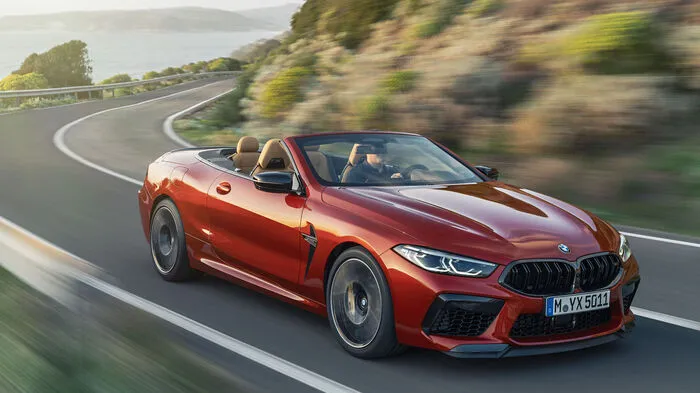Das kann sich lesen lassen: Der stärkste jemals für Automobile der M GmbH entwickelten Motor kommt im M8 unter die Haube. Die Leistung des 4,4 Liter großen V8 schrauben zwei Turbolader in Coupé und Cabrio auf 600 PS und 750 Newtonmeter Drehmoment, wovon die klappengesteuerte Abgasanlage fröhlich kündet.