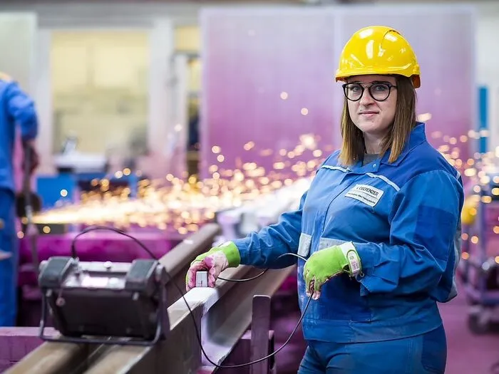 Verena Oberenzer arbeitet als Werkstofftechnikerin bei der voestalpine