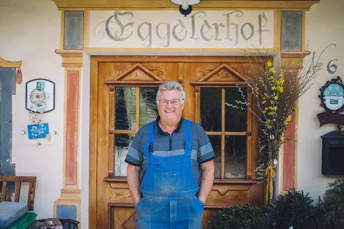 Hans Windbichler betreibt am Eggelerhof eine Zimmervermietung. Er ist stolz auf den Tourismus im Tal, zu welchem auch das Pilgern zählt.
