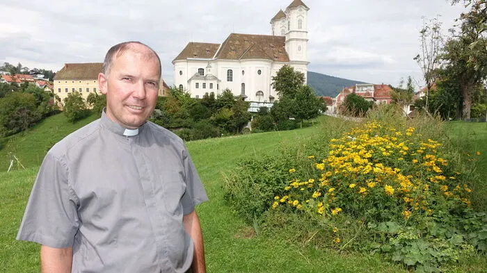 Pfarrer Anton Herk-Pickl am Schwob'n mit Blick auf die Basilika am Weizberg