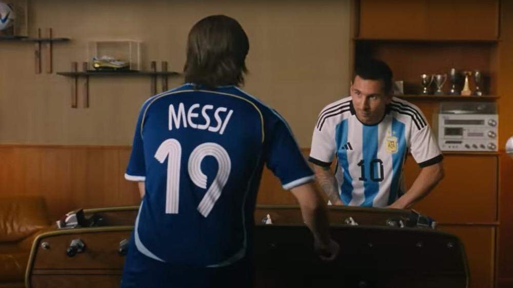 2x Messi beim Tischfußball: Screenshot aus dem Werbespot von Adidas