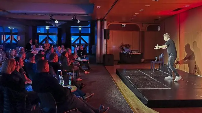 Bauchfleck ins Fettnäpfchen“: Das war der Titel von Martin Koschs Soloprogramm, das er am Freitag, 8. Mai, in der Atriumbar des Knittelfelder Kulturhauses gezeigt hat.