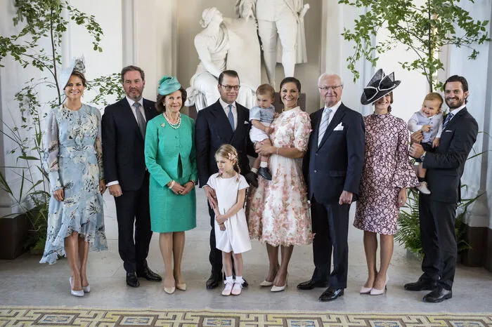 Der Rest ist royale Geschichte: Hier ein Familienbild aus dem Vorjahr mit den drei Kindern Kronprinzessin Victoria, Prinzessin Madeleine und Prinz Carl Philipp, deren Ehepartner sowie einigen der insgesamt sieben Enkelkinder