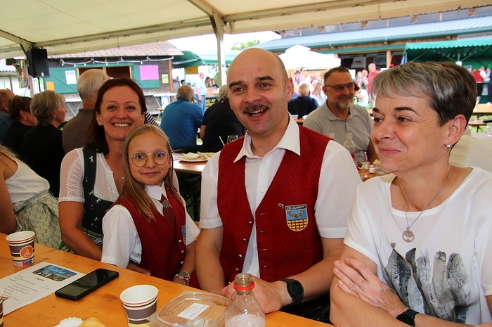 Nach dem Gottesdienst spielte die Marktmusikkapelle Erzherzog Johann Edelschrott zum Frühschoppen auf, die Musikmittelschule Edelschrott wurde bei ihren Darbietungen viel beklatscht, die Feuerwehrjugend demonstrierte ihr Können und das Edelschrotter Alpentrio sorgte für Kirtag-Stimmung. Ab 17 Uhr spielte die Gruppe "Alpenland Power" zum Tanz auf.