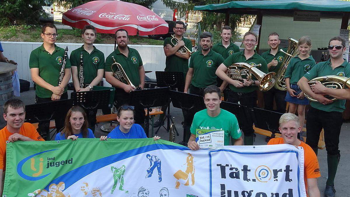 Die Landjugend gemeinsam mit den Dorfmusikanten der Musikkapelle auf dem Markt 