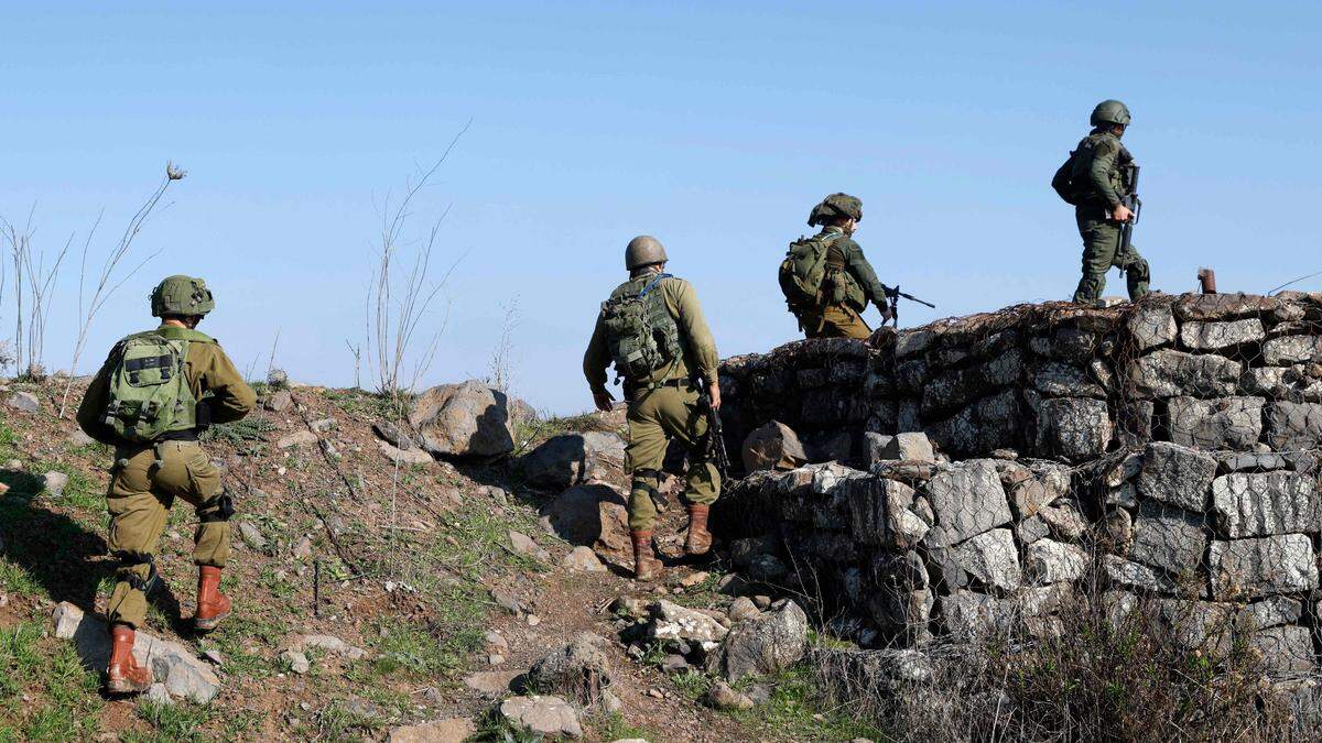 Israelische Soldaten halten die Stellungen auf den Golan Höhen, nahe der Grenze zu Syrien. 