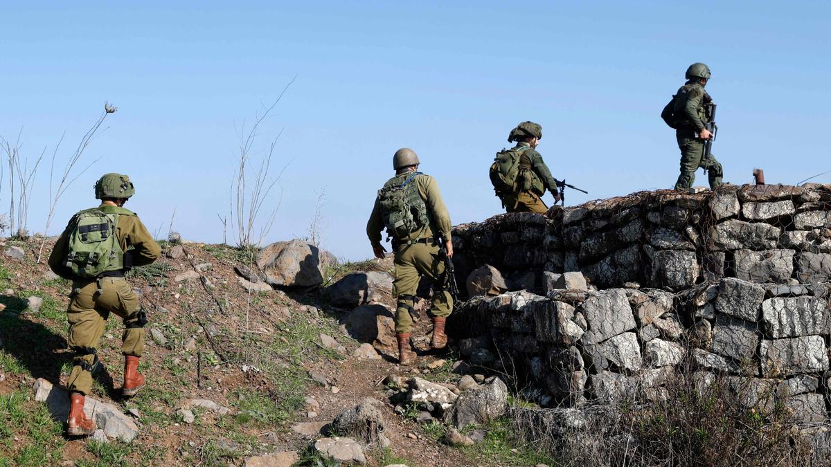 Israelische Soldaten halten die Stellungen auf den Golan Höhen, nahe der Grenze zu Syrien. 