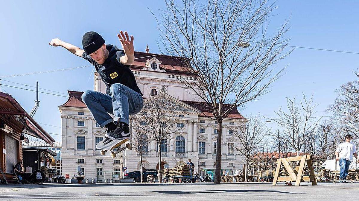 Die Skater üben ihre Tricks am Kaiser-Josef-Platz - zum Unmut so mancher Anrainer