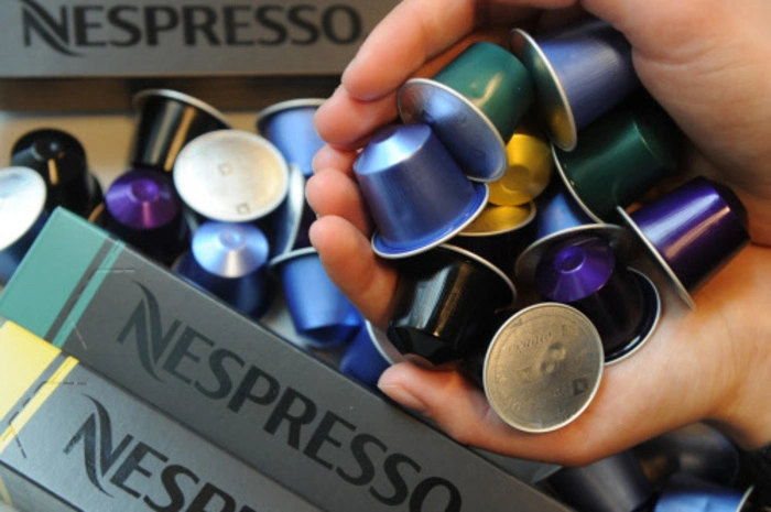 Die Nespresso Kaffeekapseln sind wohl das bekannteste Beispiel dafür, dass man diese ständig teuer nachkaufen muss. Das wird hochgerechnet ziemlich kostspielig, da man bis zu 42 Cent für eine Tasse Kaffee zahlen muss. Bei Filterkaffee zahlt man im Vergleich bis zu 14 Cent pro Tasse.  