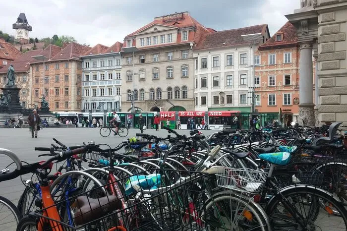 ... oder am Hauptplatz vor dem Rathaus, wo die Spiralringe bei Veranstaltungen auch regelmäßig weggeräumt werden...