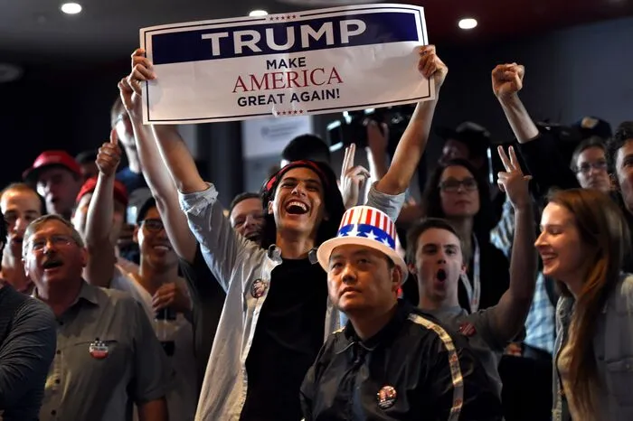 Seine Anhänger jubelten Trump zu, der sich in seiner ersten Rede nach dem Wahlgewinn versöhnlich zeigte