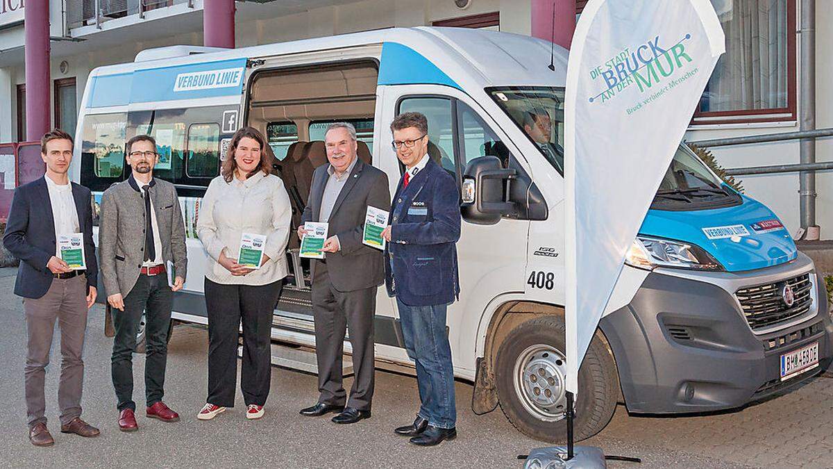 Hannes Brandl  und Markus Frewein vom Planungsunternehmen „verkehrplus“, Anja Benesch (MVG), Bürgermeister Hans Straßegger und MVG-Geschäftsführer Gerhard Deutsch vor dem neuen OBus für den Brucker Stadtteil Oberaich