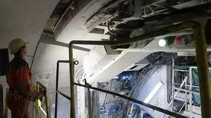 Der Tübbing wird mit Präzision in die Lücke eingepasst