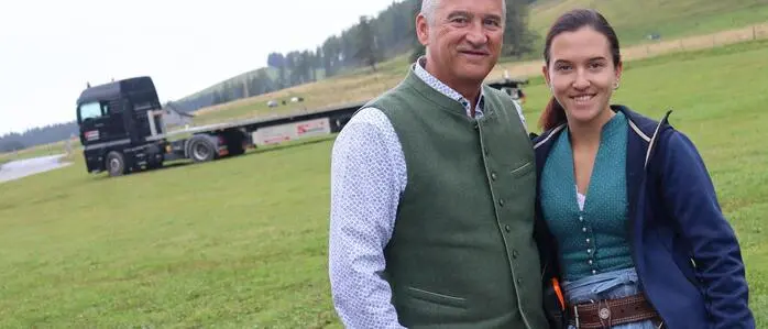 Alfred Pierer mit Tochter Magdalena vor der Festwiese auf der Teichalm