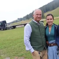 Alfred Pierer mit Tochter Magdalena vor der Festwiese auf der Teichalm