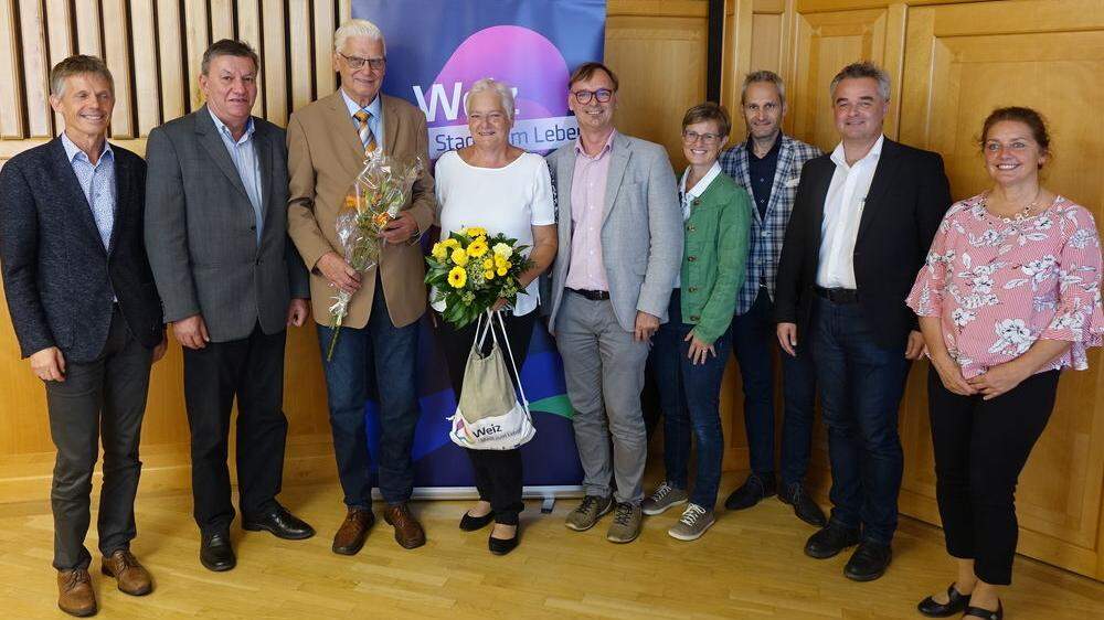 Der Stadtrat von Weiz verabschiedet sich von Seniorenbeirats-Obmann Josef Kornberger (3. von li). Seine Funktion übernimmt Irmentraud Vidrich