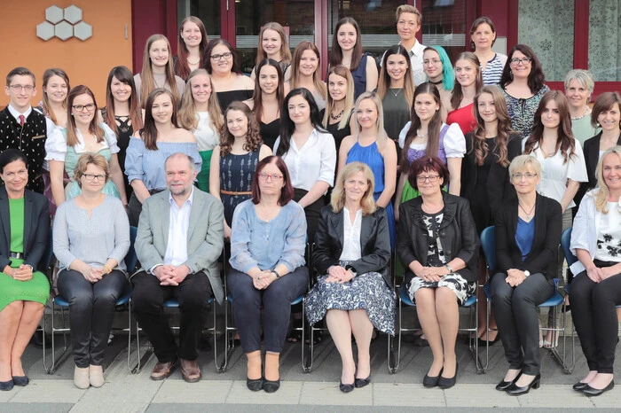 BAfEP Mureck, Klasse 5b: Mit ausgezeichnetem Erfolg maturierten Lena Böcksteiner und Johanna Peitler. Einenguten Erfolg schafften Verena Grafoner und Christina Winter.