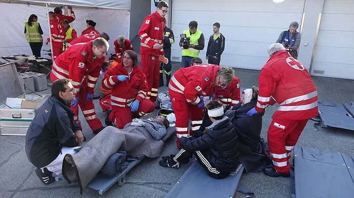 Das Rote Kreuz baute gemeinsam mit der Rettung einen Stützpunkt auf, um die Verletzten zu versorgen. Dabei galt es, trotz der Hektik die Übersicht zu bewahren