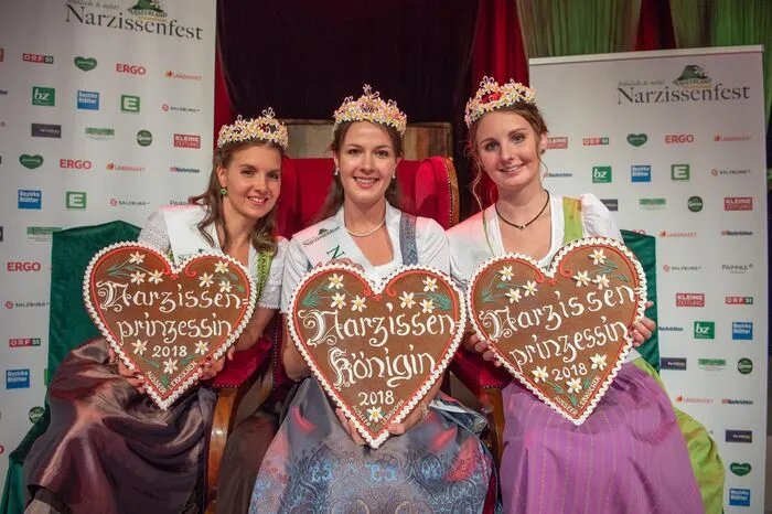 Am Samstag, den 26. Mai 2018 wurde Silvia Mair (Mitte) zur neuen Narzissenkönigin gewählt. Ihre Prinzessinnen: Tina Zinhobl (links) und Cornelia Huber