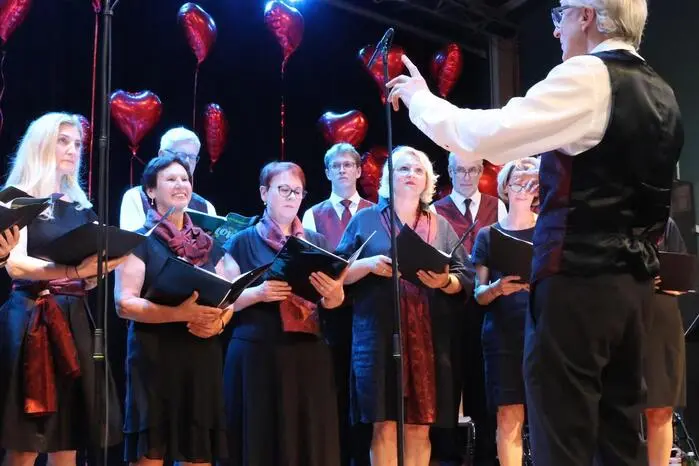 Unter der langjährigen Leitung von Gerhard Marschnig hat sich der Chor stetig weiterentwickelt und ein abwechslungsreiches Repertoire aufgebaut. Am Samstagabend lud man zum Jubiläumskonzert in das Kulturhaus von Kraig. Mitgewirkt haben: Trumpet Brass (Leitung Harald Marschnig), Simona Travnik (Klavier), Marco Antonio da Costa (Gitarre) sowie Albert Unterberger (Percussion). 