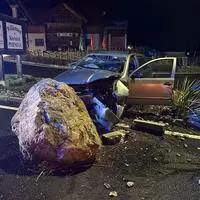 Die Person im Auto wurde beim Unfall verletzt