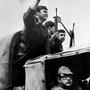 Portugals Nelkenrevolution 1974: Soldat mit blumengeschmücktem Gewehr 