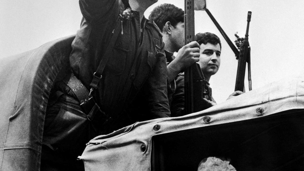 Portugals Nelkenrevolution 1974: Soldat mit blumengeschmücktem Gewehr 