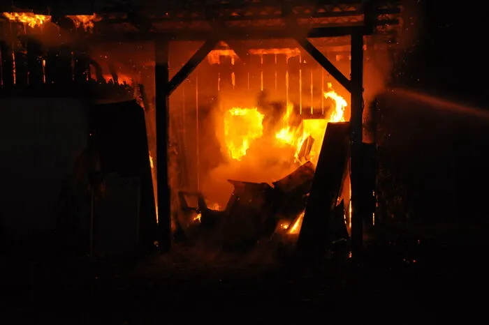 Doch die Feuerwehren konnten ein Überbreifen der Flammen auf umliegende Häuser verhindern.