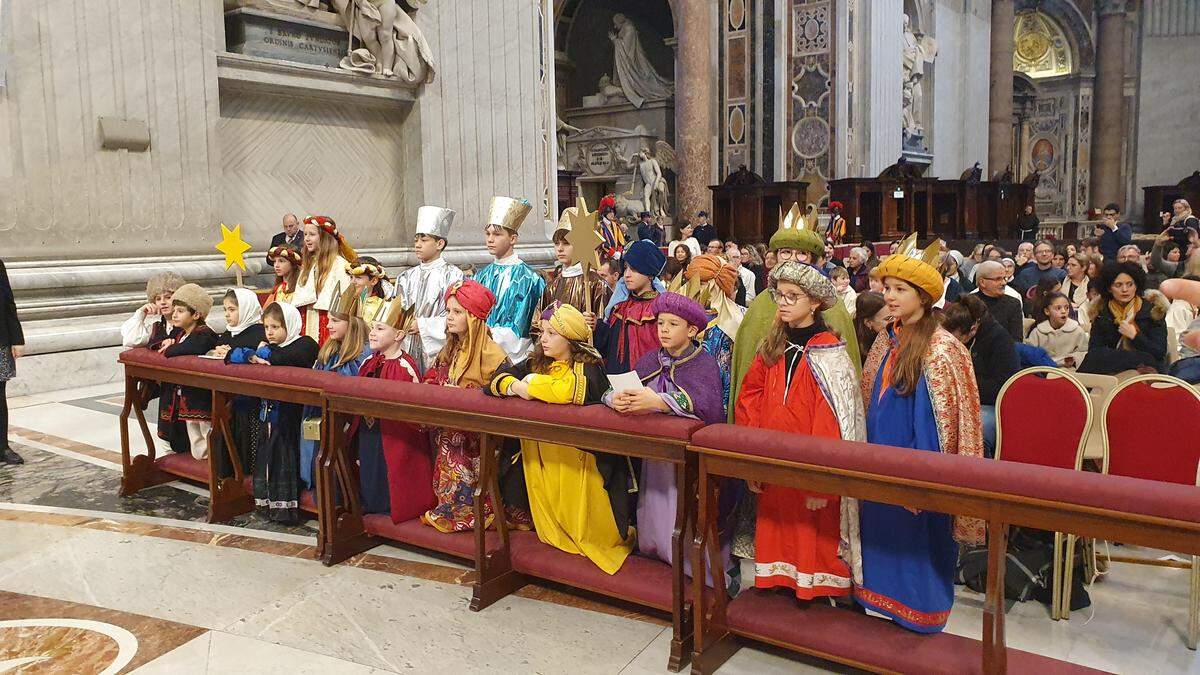 Alle europäischen Delegationen vor Beginn der Messe im Petersdom