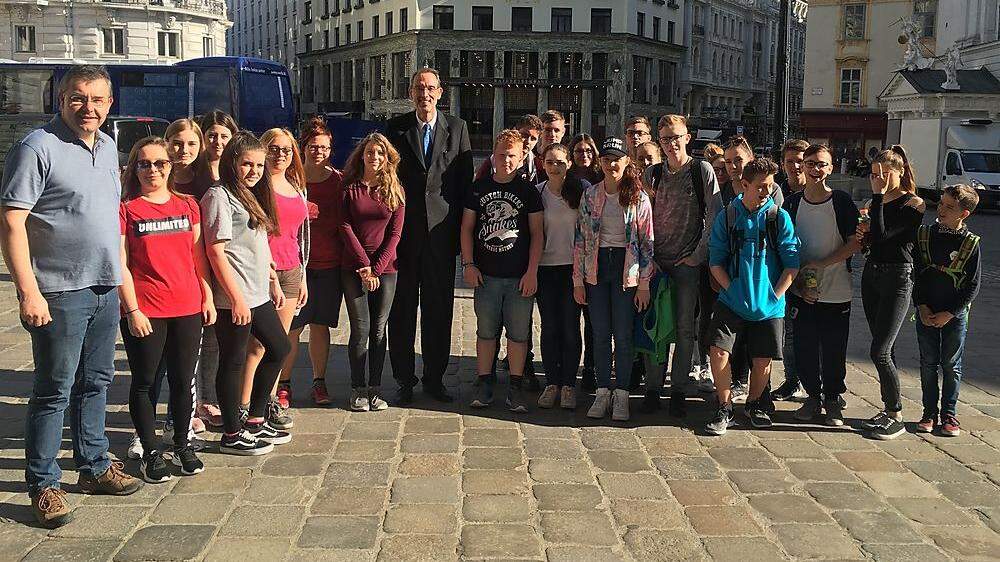 Im Rahmen ihrer Wienwoche trafen Schülerinnen und Schüler der NMS Köflach zufällig auf Bildungsminister Heinz Faßmann