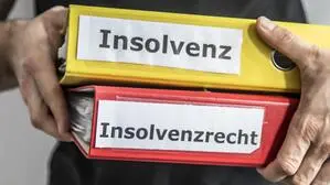 Mappen – gelb und rot – mit den Rückenbeschriftungen „Insolvenz“ und „Insolvenzrecht“