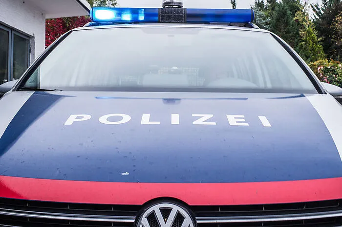 Top 8: Eine 58-jährige Lenkerin übersah in Rosental an der Kainach einen Streckendienst der Straßenmeisterei und leitete mit ihrem Ausweichmanöver einen Unfall ein.
