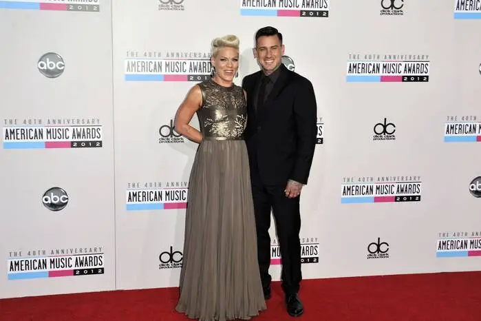 Pink und Motocross-Fahrer Carey Hart haben eine turbulente Beziehung hinter sich. Neben mehreren Trennungen gab es auch Betrugsgerüchte um Hart. Die beiden fanden immer wieder zusammen, arbeiteten an ihrer Ehe und sind heute weiterhin verheiratet. Gemeinsam haben sie zwei Kinder.